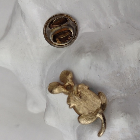 Super Tiny Emerald Green Belly & Ruby Red Eyes Adorable Mouse Pin - Picture 6 of 7